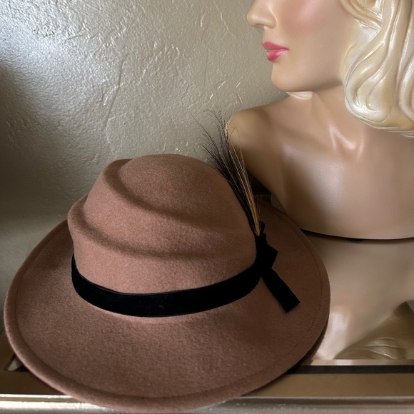 BEAUTIFUL VINTAGE BEIGE FELT FEDORA WITH SCULPTED CROWN AND 